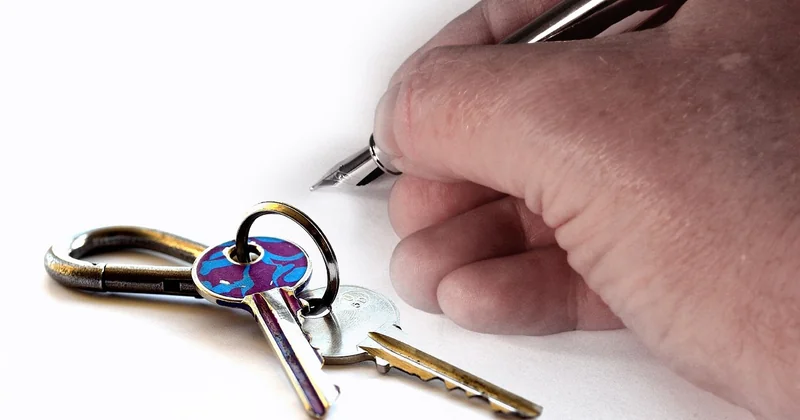 What are some red flags in a lease agreement?